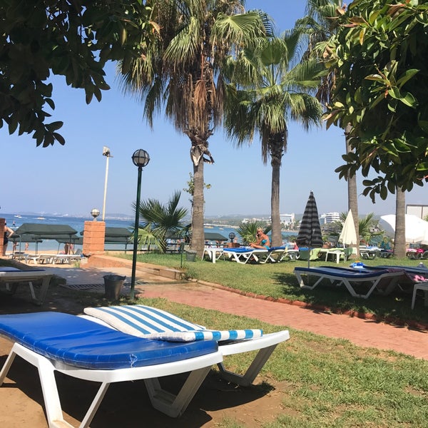 รูปภาพถ่ายที่ Venessa Beach Hotel โดย Özal A. เมื่อ 8/16/2017