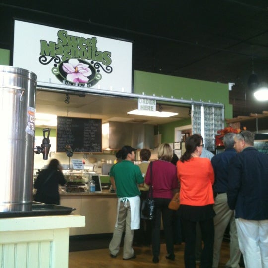 Foto tomada en Sweet Magnolia&#39;s Cafe &amp; Bakery  por Elgin L. el 11/5/2012
