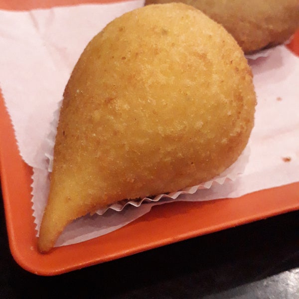 Muita variedade de coxinha e de outros salgados. Produtos gostosos, mas carinhos pelo tamanho, a partir de R$6. Tudo fresquinho e/ou frito na hora. Depois das 20h encheu e tinha fila de espera.