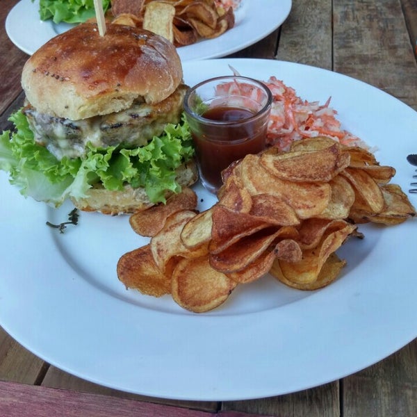 Foto diambil di Espontâneo Bar Orgânico oleh Lilian H. pada 2/19/2016