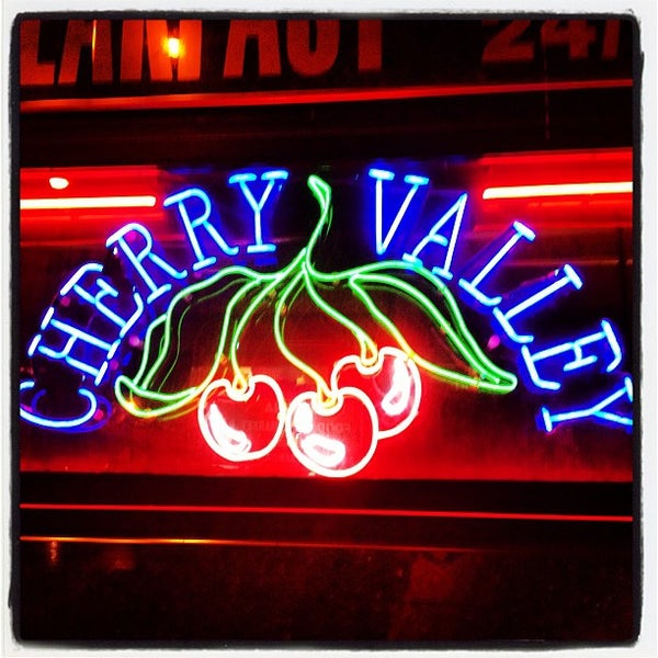 6/7/2013 tarihinde BigSupaziyaretçi tarafından Cherry Valley Deli &amp; Grill'de çekilen fotoğraf