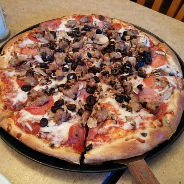 4/22/2016 tarihinde Daniel B.ziyaretçi tarafından Pizza California'de çekilen fotoğraf