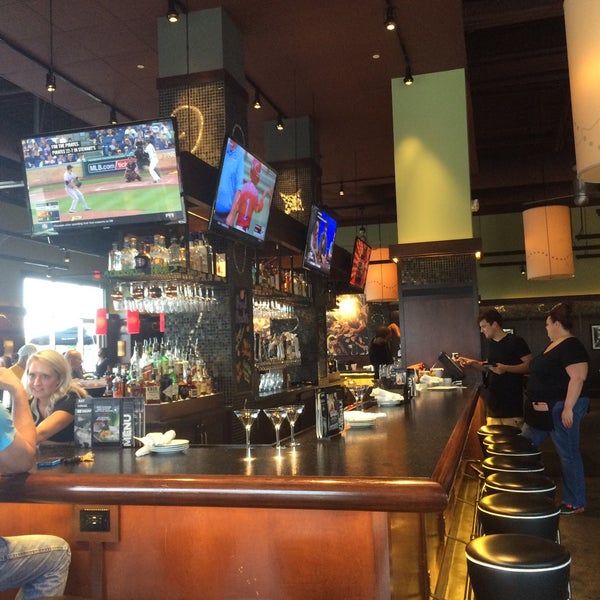 Foto diambil di Bar Louie oleh Miguel R. pada 8/22/2015