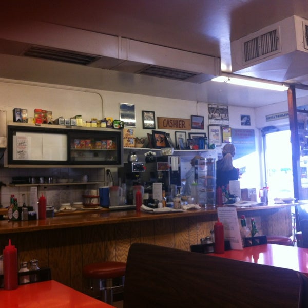 2/6/2013 tarihinde Virgie L.ziyaretçi tarafından Village Coffee Shop'de çekilen fotoğraf