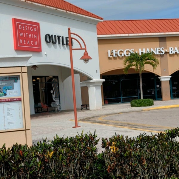 Foto diambil di Vero Beach Outlets oleh Deborah B. pada 4/9/2022