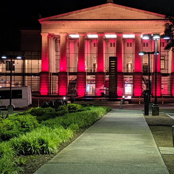 Foto tirada no(a) Raleigh Memorial Auditorium por Deborah B. em 5/17/2019
