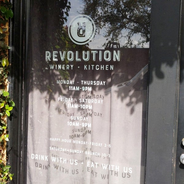 รูปภาพถ่ายที่ Revolution Wine โดย Deborah B. เมื่อ 10/30/2021