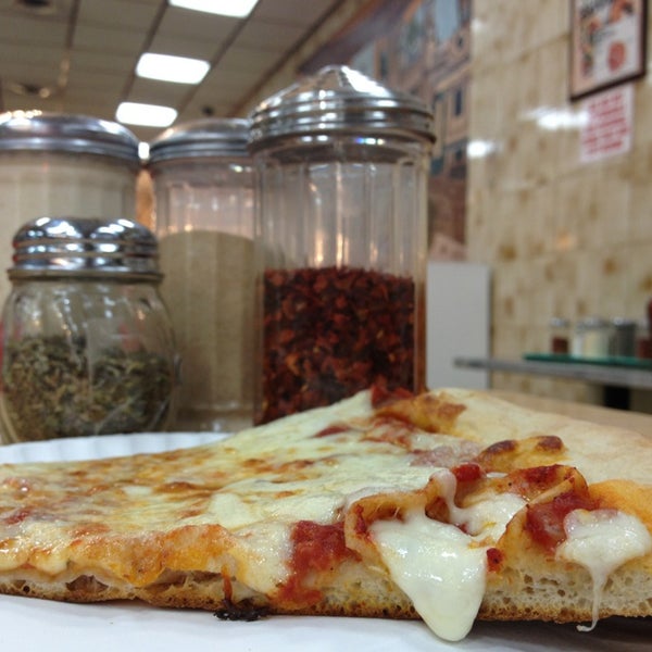 3/31/2013 tarihinde Sean A.ziyaretçi tarafından Famous Original Ray&#39;s Pizza'de çekilen fotoğraf