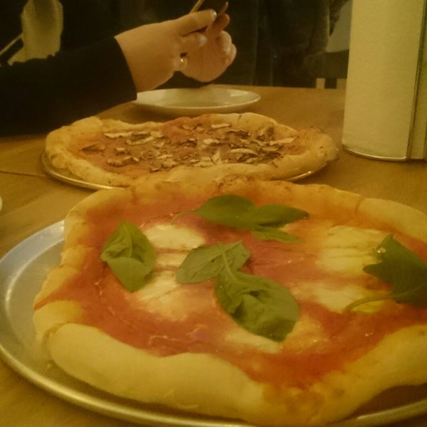 1/3/2018 tarihinde Serge B.ziyaretçi tarafından Pizza Pazza'de çekilen fotoğraf