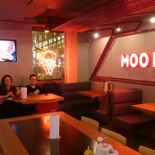 11/30/2017 tarihinde Serge B.ziyaretçi tarafından Moo Moo Burgers'de çekilen fotoğraf