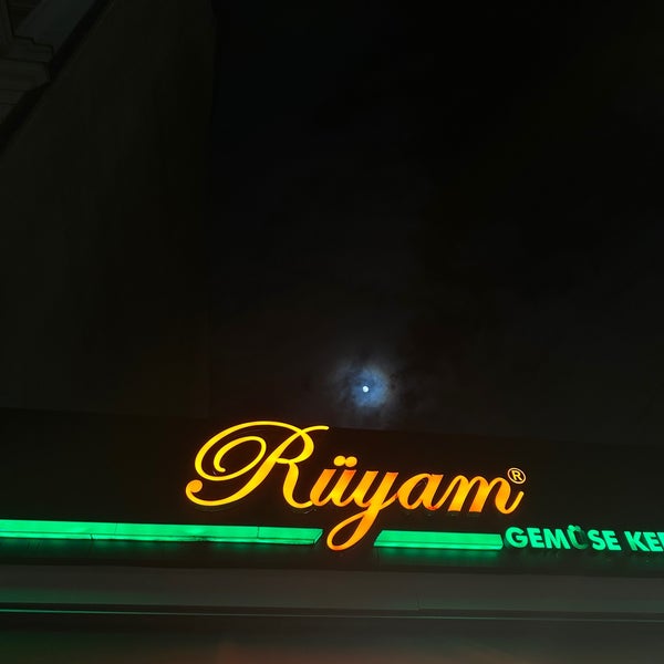 Foto diambil di Rüyam Gemüse Kebab oleh Serge B. pada 3/23/2024