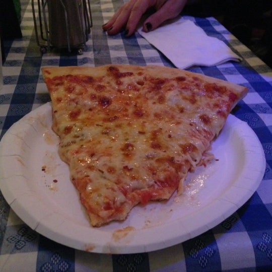Foto tirada no(a) Renaldi&#39;s Pizza por Elizabeth V. em 12/2/2012