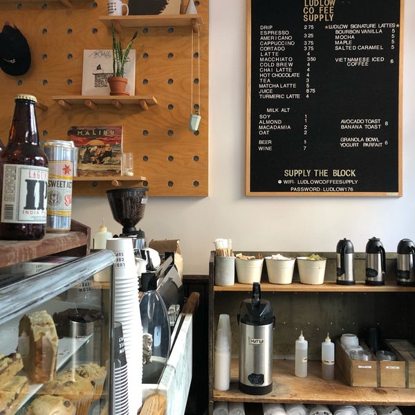 Foto tomada en Ludlow Coffee Supply  por Shah A. el 1/17/2019
