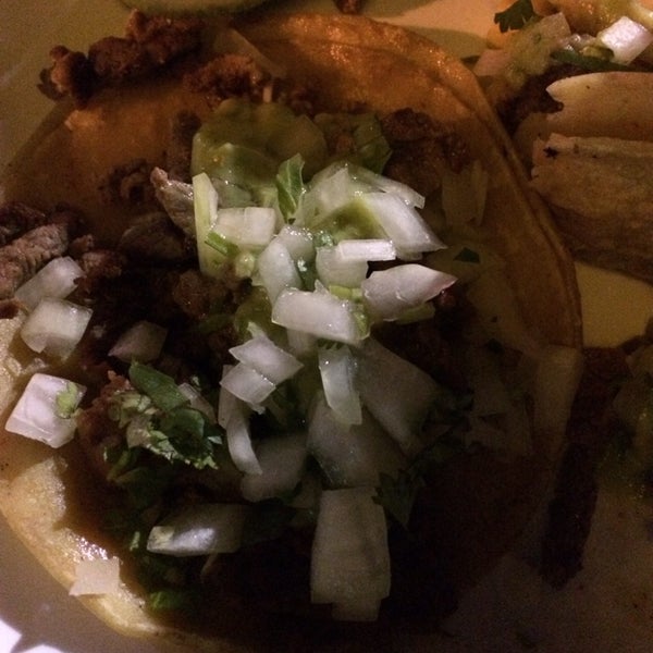 Foto diambil di Palmitos Mexican Eatery oleh Charlene H. pada 11/30/2013
