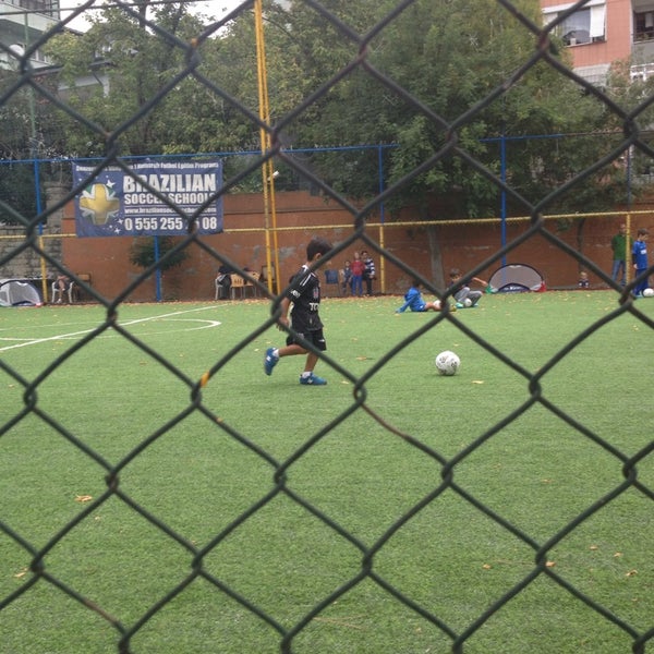 9/15/2013にSuat G.がBrazilian Soccer Schools - Brezilyalı Gibi Oynaで撮った写真