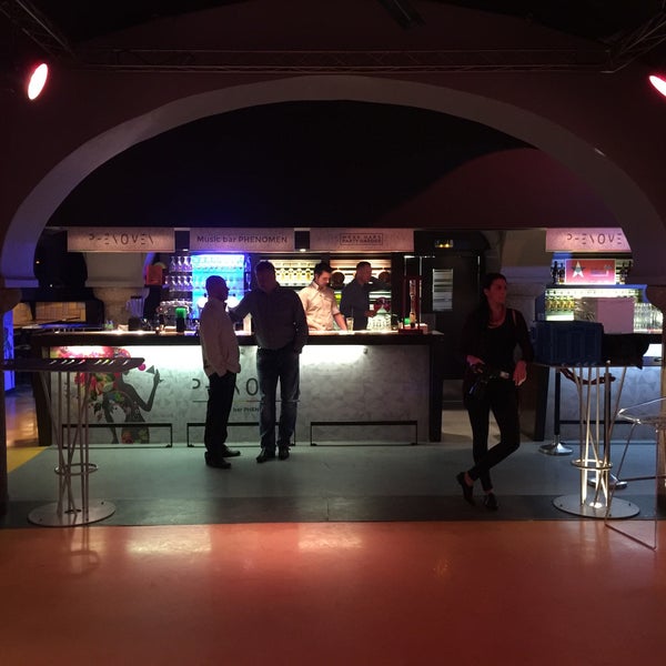 10/14/2015 tarihinde Martin Ž.ziyaretçi tarafından Music Bar Phenomen'de çekilen fotoğraf