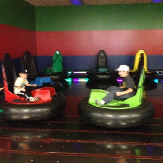 Photo taken at Knuckleheads Trampoline Park • Rides • Bowling by Brad C. on 10/13/2012