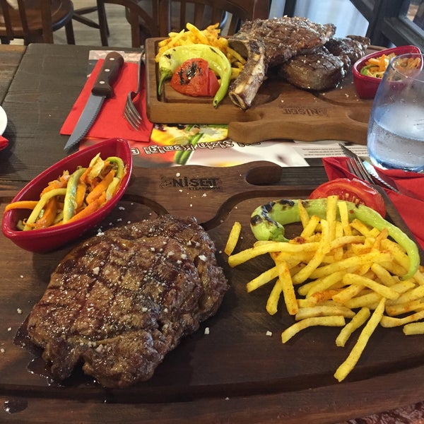 Photo prise au Nişet Steakhouse &amp; Lounge par Deniz Ö. le9/2/2015