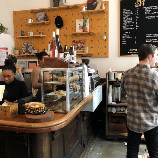 Foto tomada en Ludlow Coffee Supply  por Grant D. el 1/19/2019