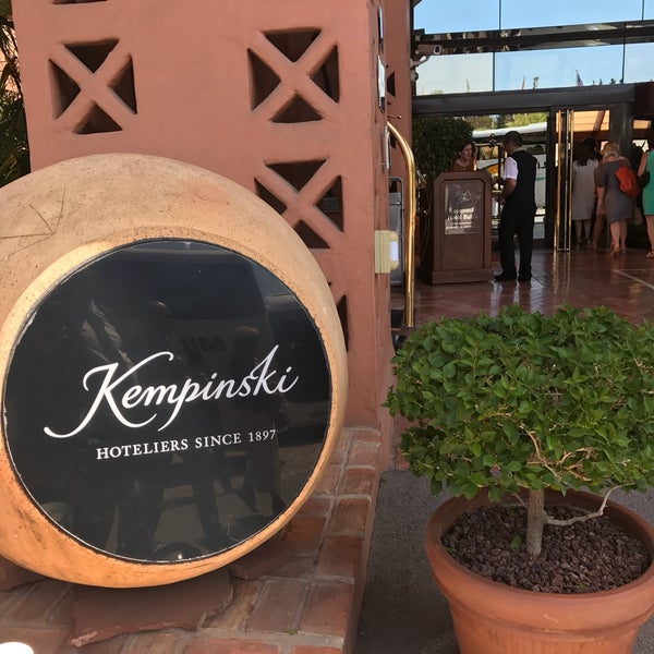 Foto scattata a Kempinski Hotel Bahía da Michael E. il 6/13/2017