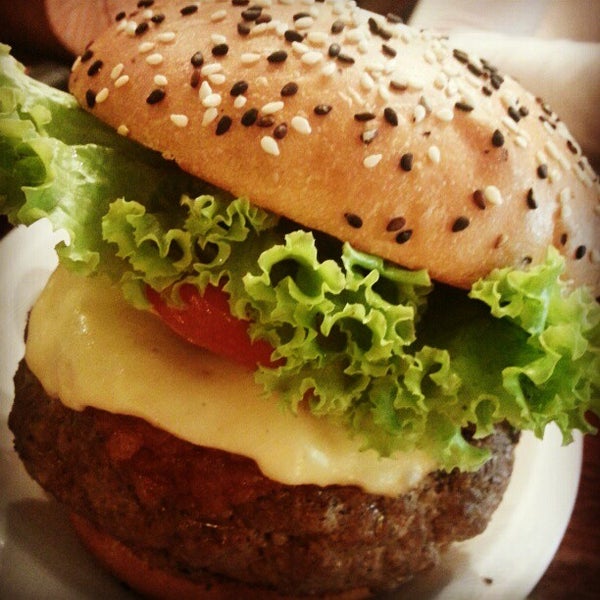 Foto tomada en Mustard&#39;s Burger Shop &amp; Grill  por Bona S.A. el 10/31/2012