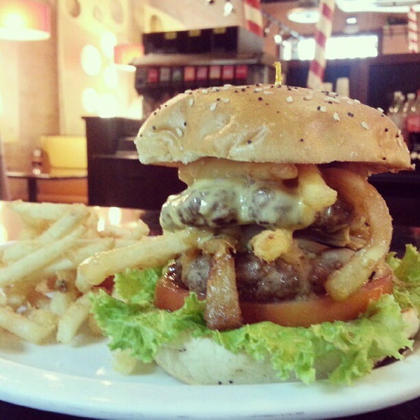 9/24/2012 tarihinde Bona S.A.ziyaretçi tarafından Mustard&#39;s Burger Shop &amp; Grill'de çekilen fotoğraf