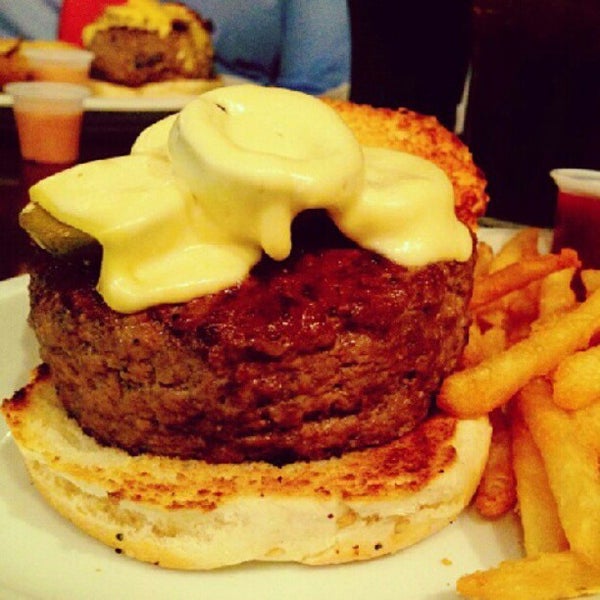 Foto tomada en Mustard&#39;s Burger Shop &amp; Grill  por Bona S.A. el 10/17/2012