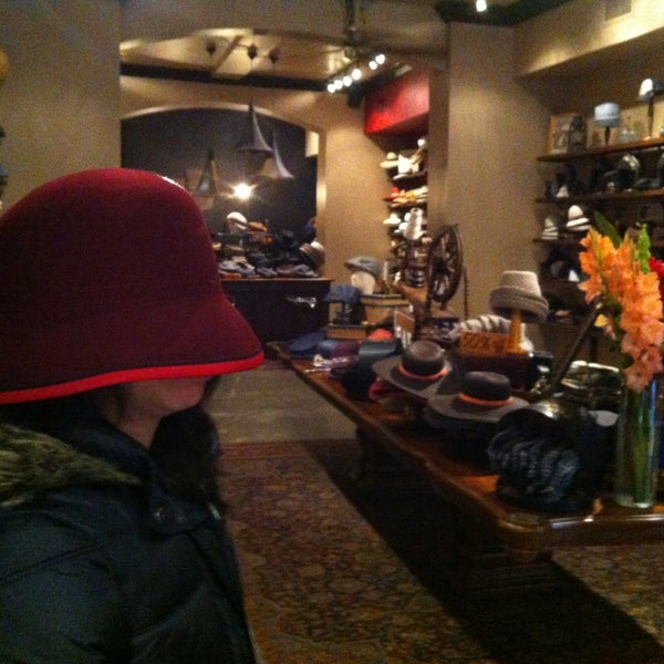 รูปภาพถ่ายที่ Goorin Bros. Hat Shop - French Quarter โดย Shady Tracey เมื่อ 1/2/2013