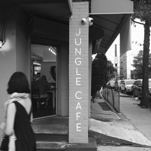 Foto tirada no(a) Jungle Cafe por Matthew E. em 7/11/2015