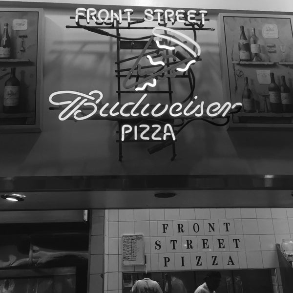Foto tirada no(a) Front Street Pizza por Matthew E. em 6/6/2016