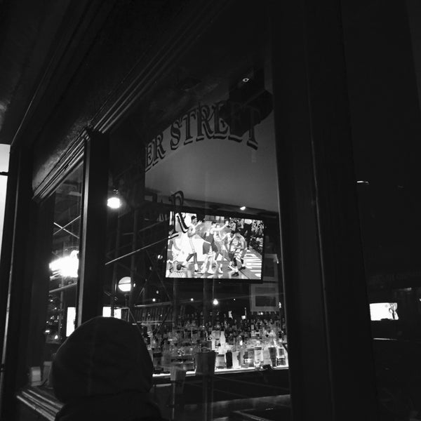 4/3/2016 tarihinde Matthew E.ziyaretçi tarafından Bleecker Street Bar'de çekilen fotoğraf