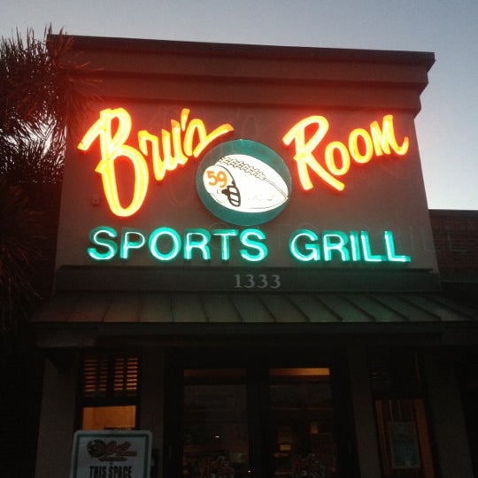 Foto diambil di Bru&#39;s Room Sports Grill - Boynton Beach oleh Aritta pada 10/15/2012