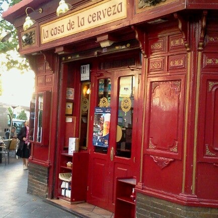 รูปภาพถ่ายที่ La Casa de la Cerveza โดย María Eugenia N. เมื่อ 9/26/2012