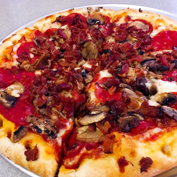 Pizza party фон. Дэнс пицца. Ооо пицца клаб. Кусок пиццы. Дэнс пицца.