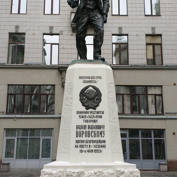 Памятник воровскому в москве на лубянке