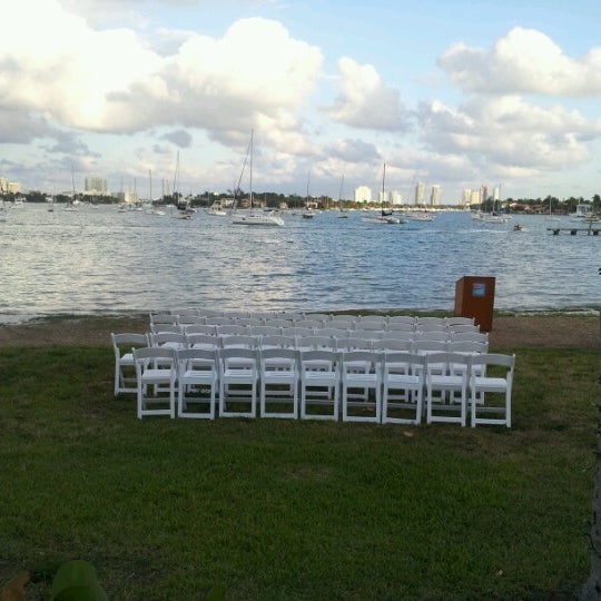 Photo prise au Miami Yacht Club par Lorena D. le2/9/2013