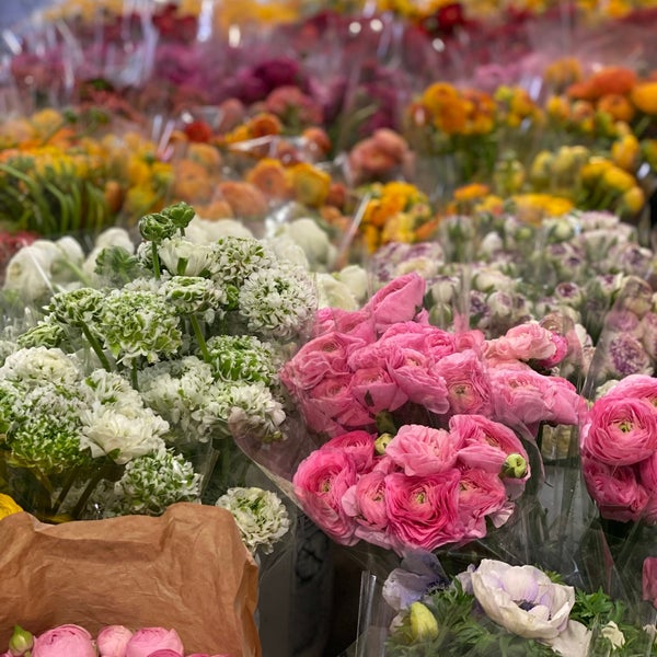 Снимок сделан в SF Flower Mart пользователем MLL♍✨ 5/5/2021