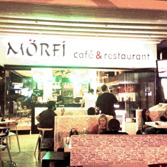 Das Foto wurde bei Mörfi Cafe &amp; Bar &amp; Restaurant von Onur Can A. am 7/2/2013 aufgenommen