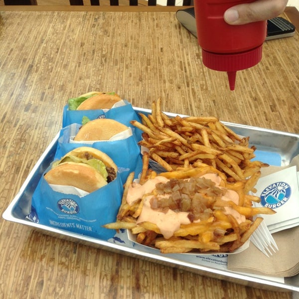 Foto diambil di Elevation Burger oleh Maha O. pada 6/7/2013