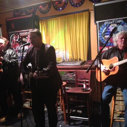 Foto tomada en Bobby&#39;s Idle Hour Tavern  por Ace S. el 1/11/2013