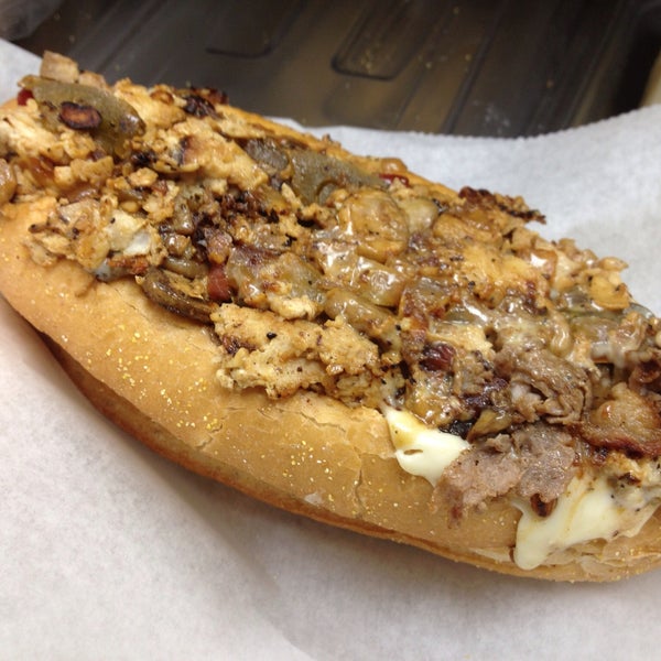 Foto scattata a Direct From Philly Cheesesteaks da Direct From Philly Cheesesteaks il 9/25/2013