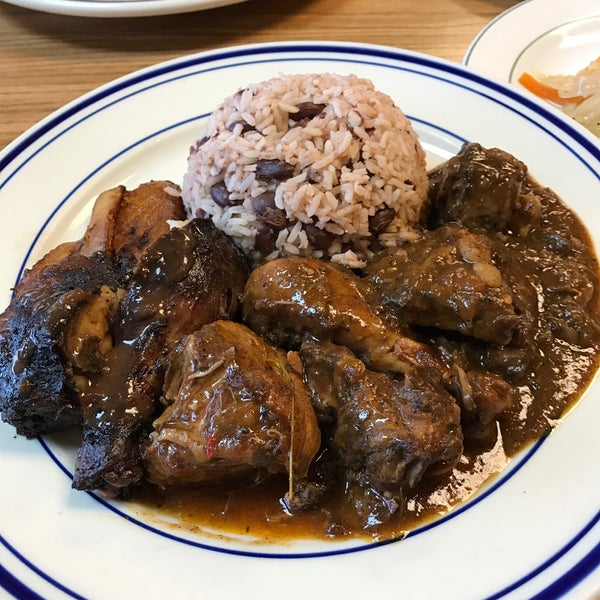 รูปภาพถ่ายที่ Caribbean Cuisine โดย M Y. เมื่อ 3/24/2017