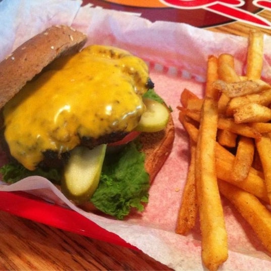 Снимок сделан в Teddy&#39;s Burger Joint пользователем Corey L. 10/9/2012