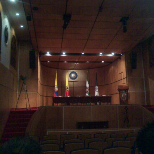 Foto diambil di Universidad Santo Tomás - Sede Principal oleh David O. pada 9/26/2012