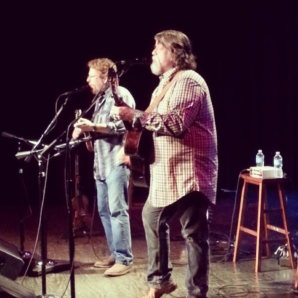 Foto scattata a Eddie Owen Presents at Red Clay Theatre da Rhiannon C. il 2/21/2014