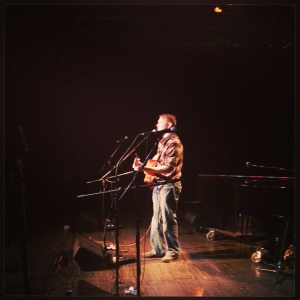 Foto scattata a Eddie Owen Presents at Red Clay Theatre da Rhiannon C. il 4/7/2014