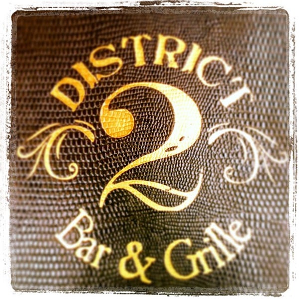 Foto tirada no(a) District 2 Bar &amp; Grille por Yvette Z. em 6/9/2013
