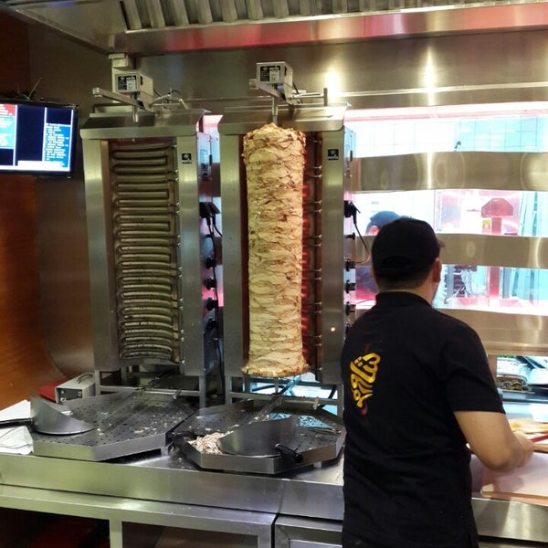 Photo taken at shawarmer / شاورمر by Turki A. on 12/20/2013