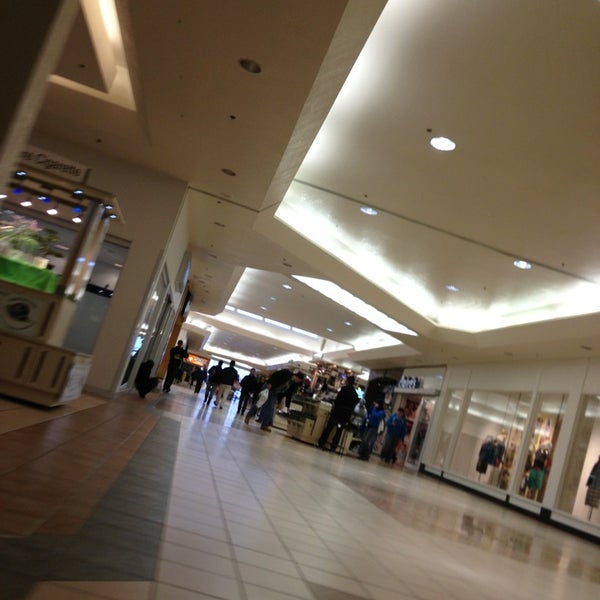 รูปภาพถ่ายที่ Dimond Center Mall โดย Chris W. เมื่อ 4/9/2013