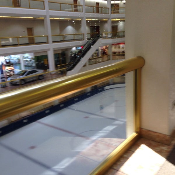 รูปภาพถ่ายที่ Dimond Center Mall โดย Chris W. เมื่อ 4/23/2014